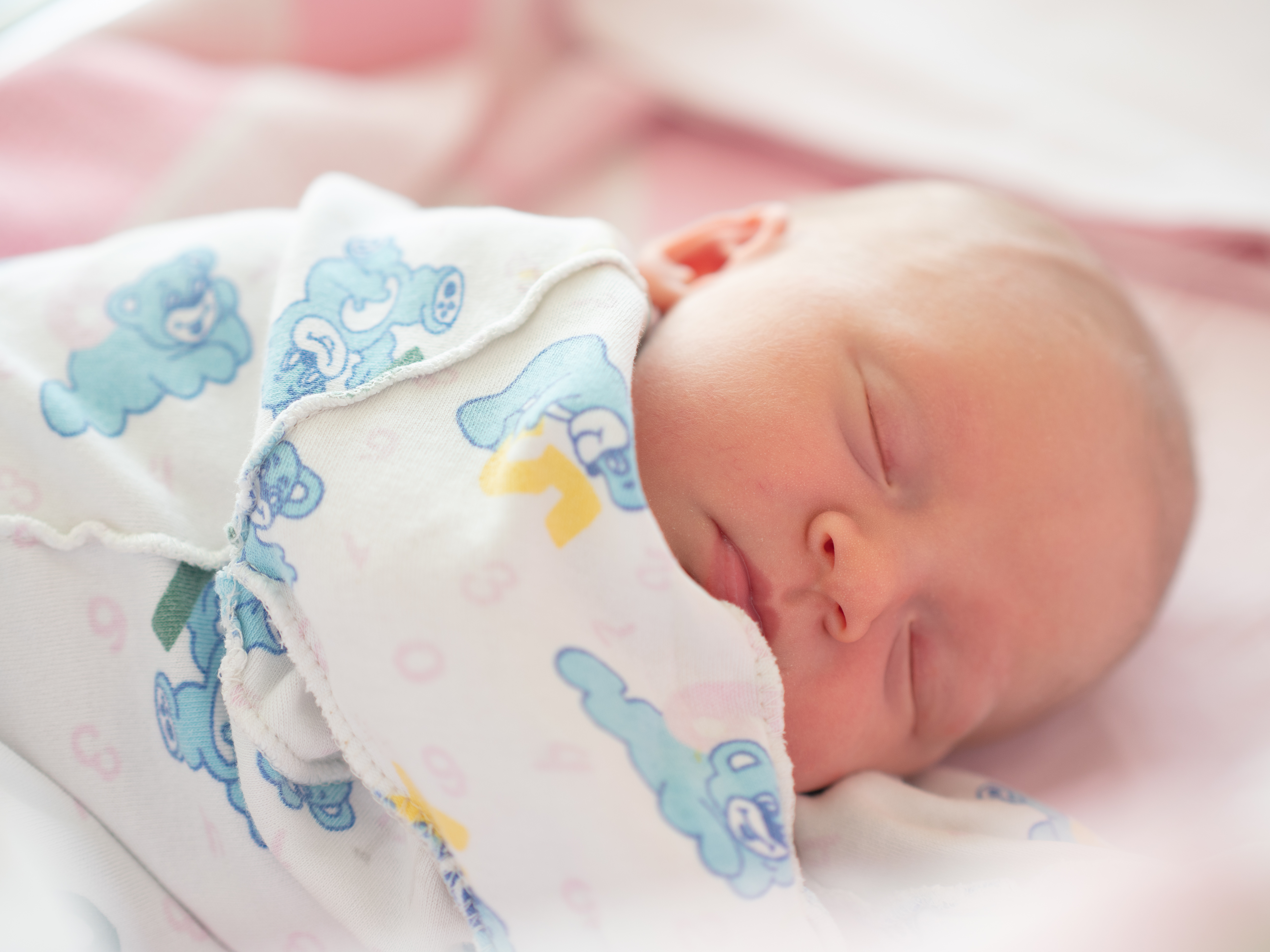 Pasgeboren baby slaapt in hydrofiele doek